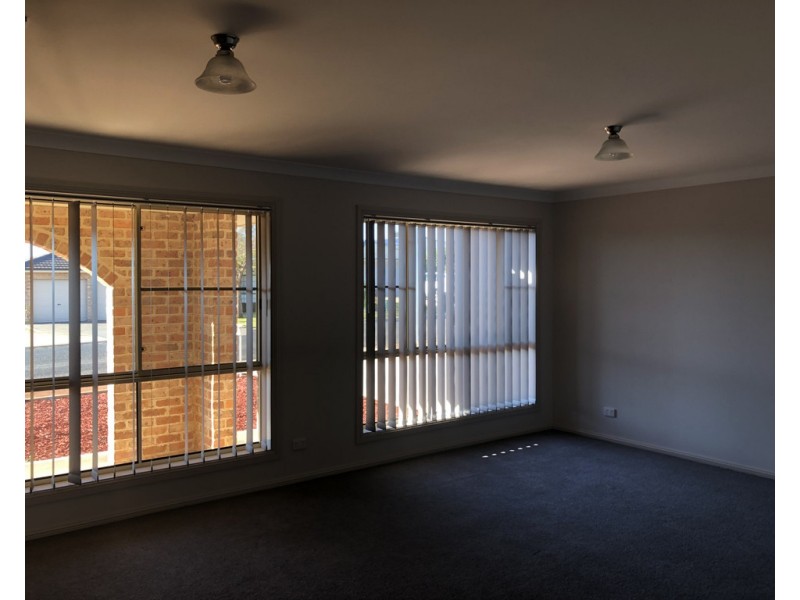 8 Cedar Crescent, Parkes NSW 2870
