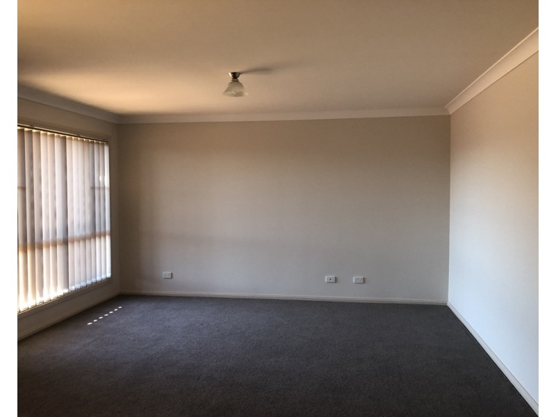 8 Cedar Crescent, Parkes NSW 2870