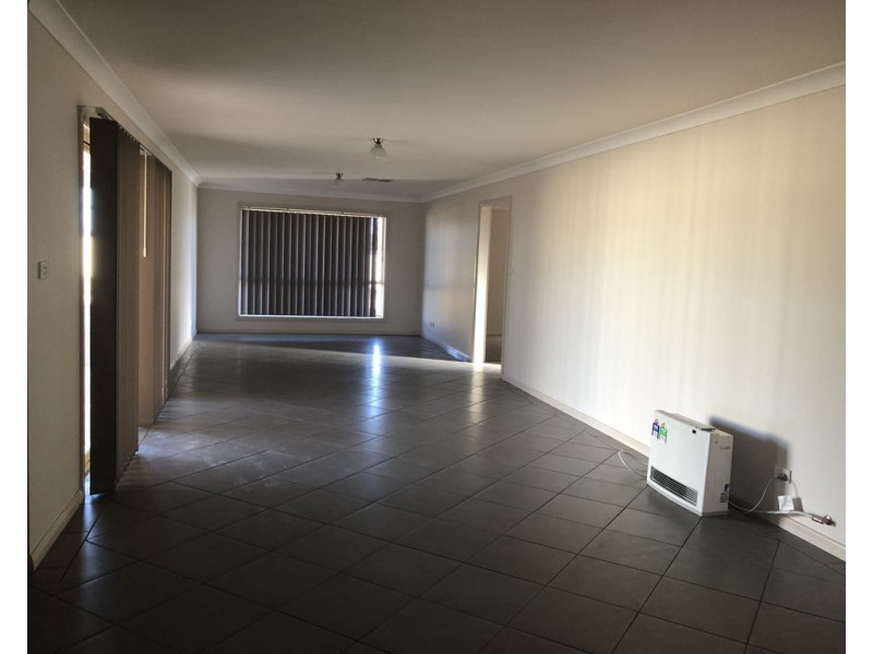 8 Cedar Crescent, Parkes NSW 2870