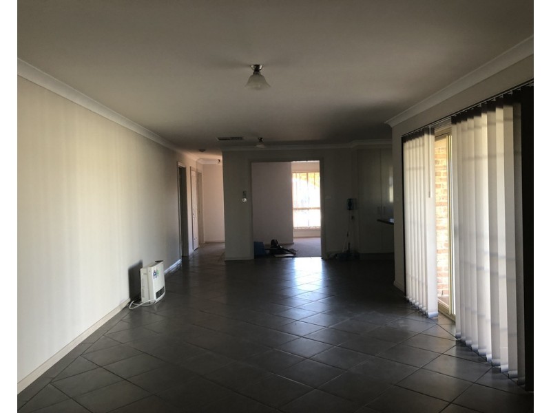 8 Cedar Crescent, Parkes NSW 2870