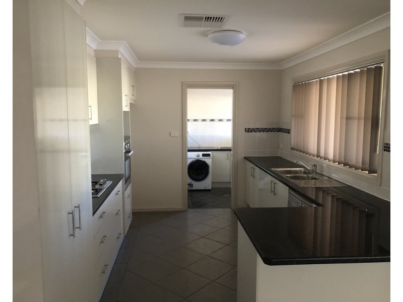 8 Cedar Crescent, Parkes NSW 2870