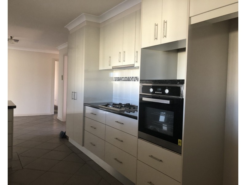 8 Cedar Crescent, Parkes NSW 2870
