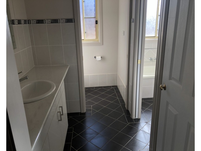 8 Cedar Crescent, Parkes NSW 2870