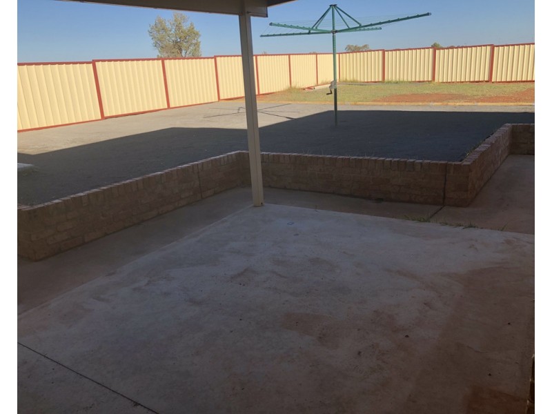 8 Cedar Crescent, Parkes NSW 2870