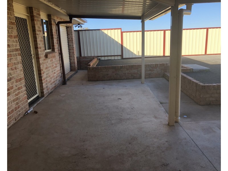 8 Cedar Crescent, Parkes NSW 2870