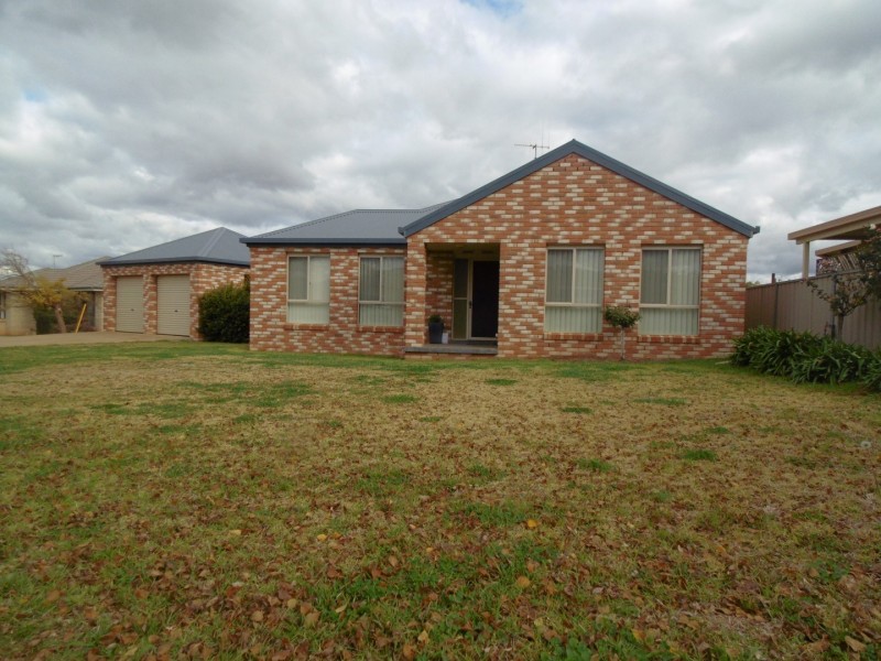 12 Noonan Street, Parkes NSW 2870
