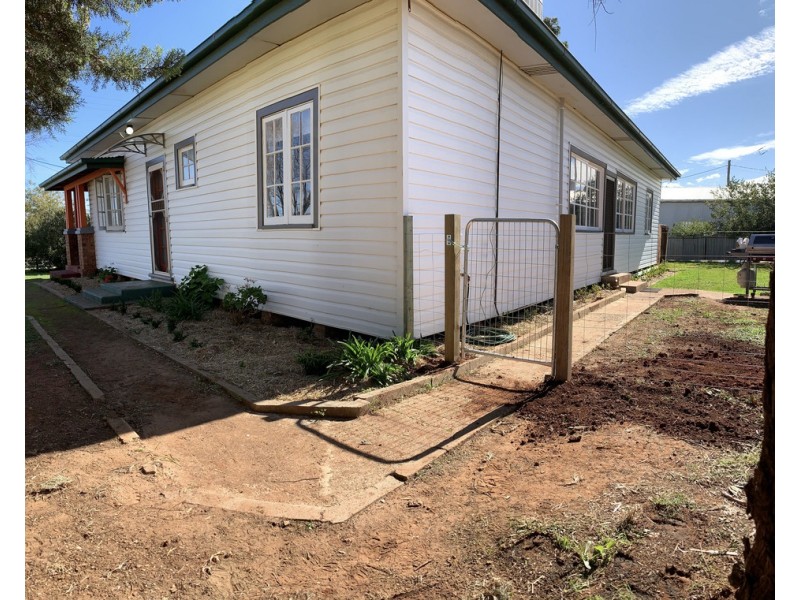10 Mingelo Street, Peak Hill NSW 2869