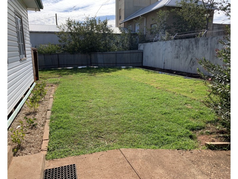 10 Mingelo Street, Peak Hill NSW 2869