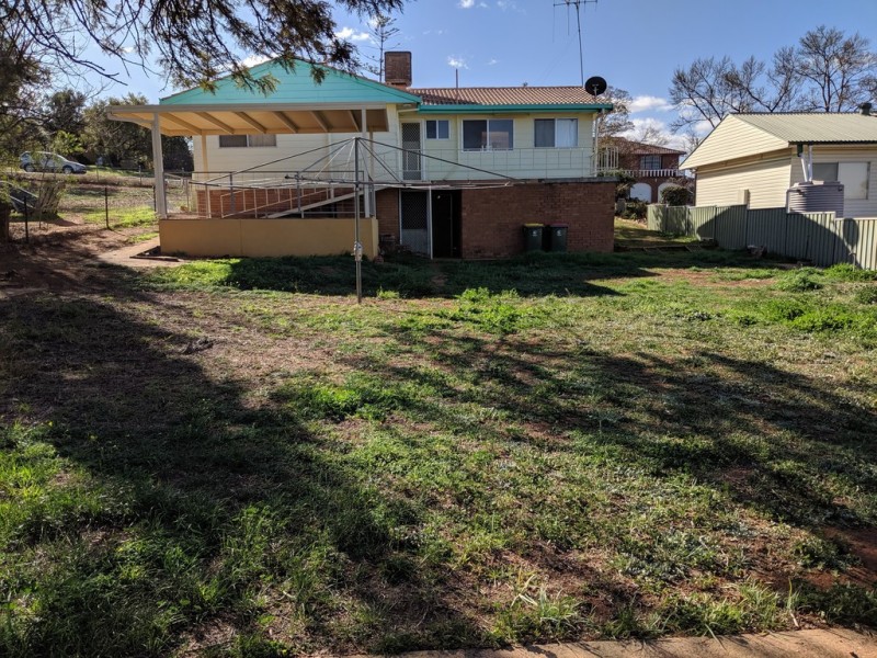 13 Evans Parade, Parkes NSW 2870