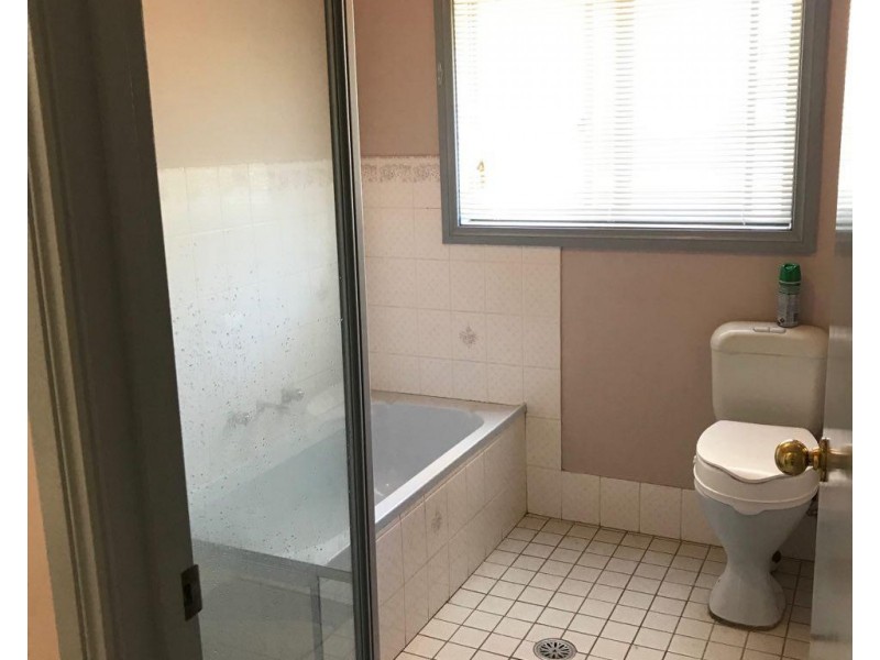 1 and 3/24 Ebelina Cres, Parkes NSW 2870