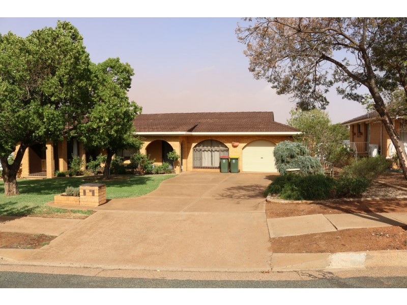 17 Gatenby Street, Condobolin NSW 2877