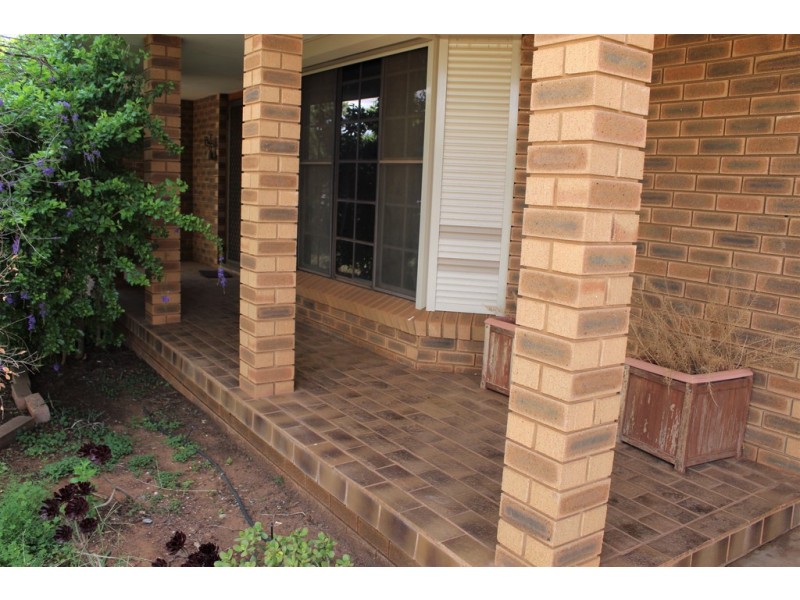 31 Lawson Street, Parkes NSW 2870