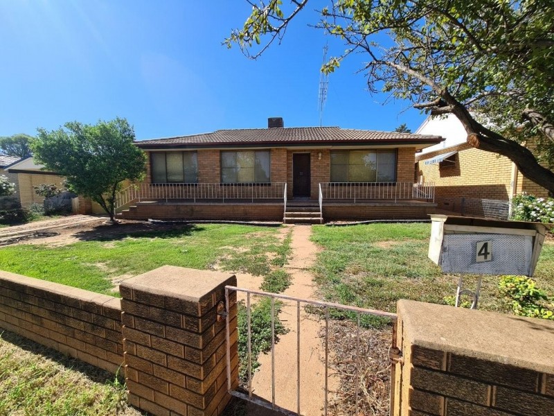 4 Downes Cresent, Parkes NSW 2870
