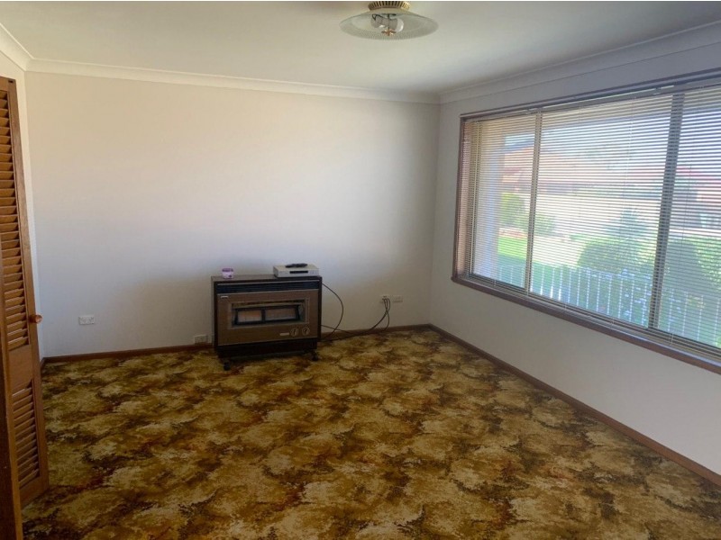 4 Downes Cresent, Parkes NSW 2870