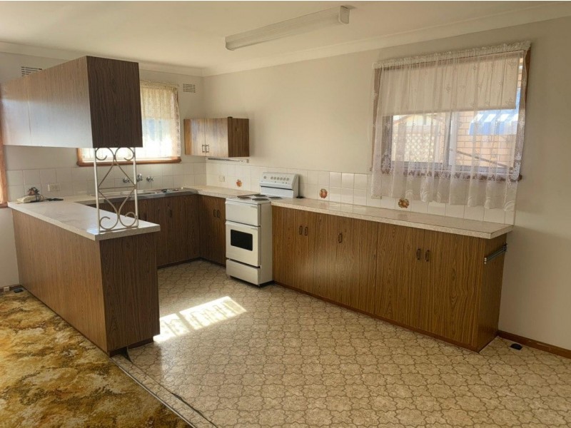 4 Downes Cresent, Parkes NSW 2870