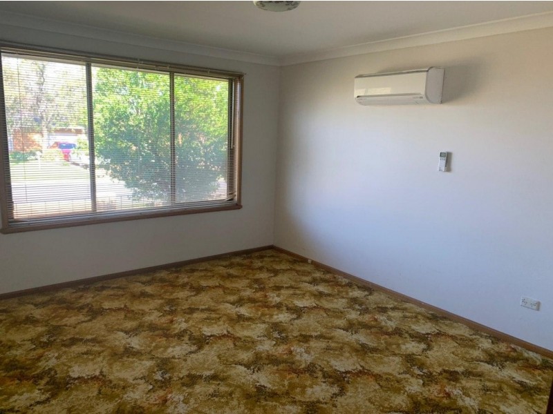4 Downes Cresent, Parkes NSW 2870