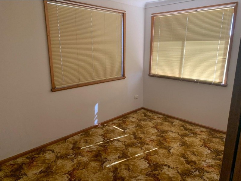 4 Downes Cresent, Parkes NSW 2870