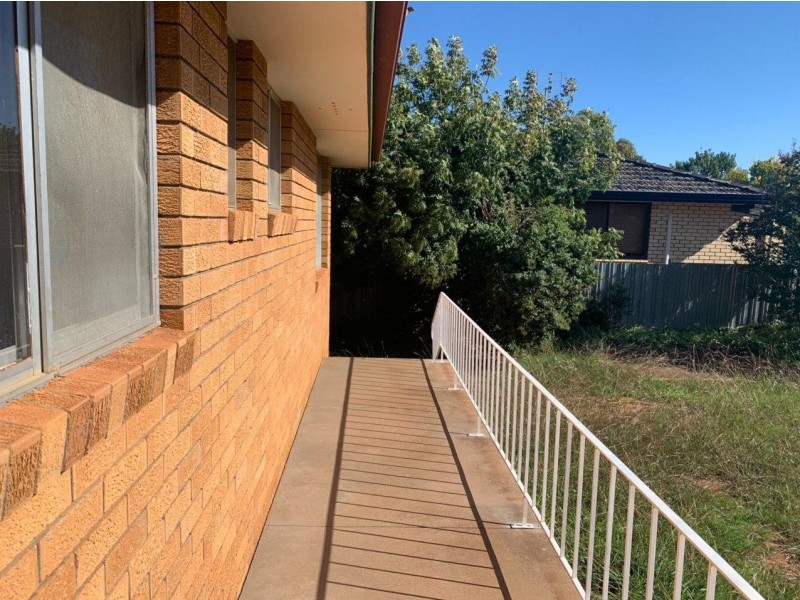 4 Downes Cresent, Parkes NSW 2870