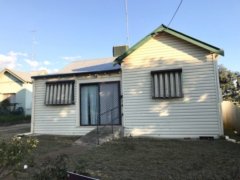 11 Woodward Street, Parkes NSW 2870