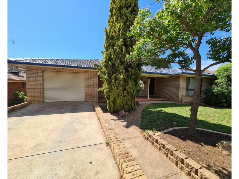 27 Moor Street, Parkes NSW 2870