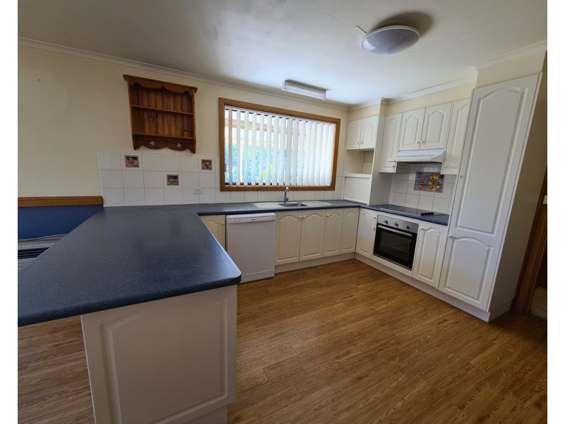 27 Moor Street, Parkes NSW 2870