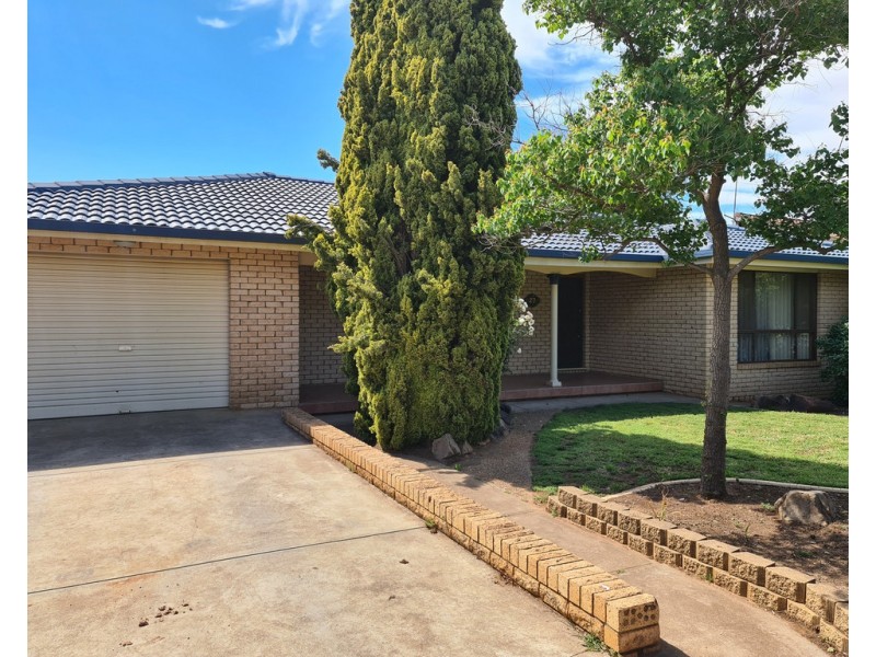 27 Moor Street, Parkes NSW 2870