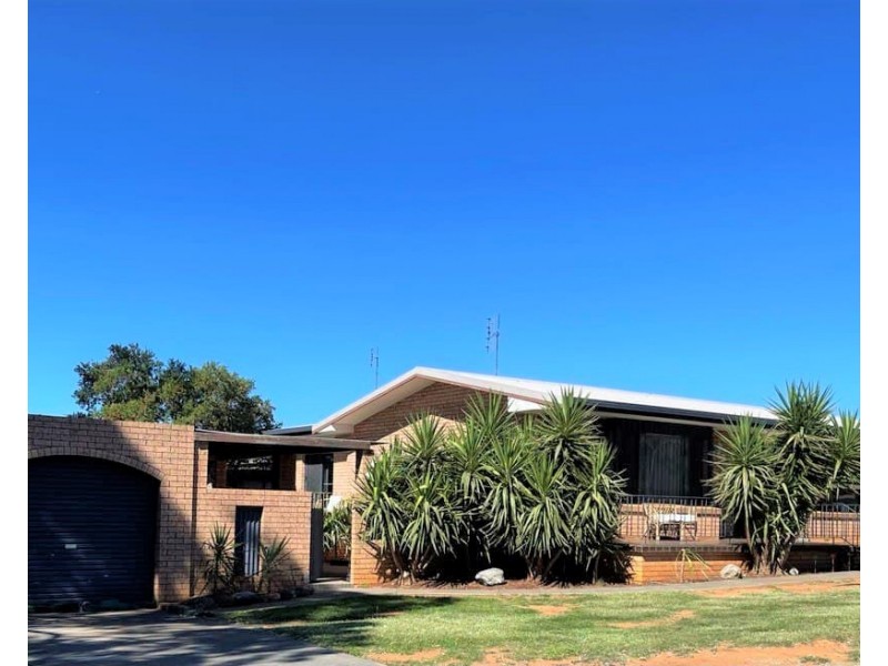 11 Hodges Street, Parkes NSW 2870