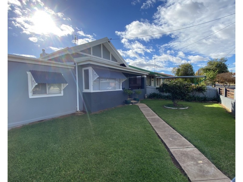 4 Armstrong Street, Parkes NSW 2870