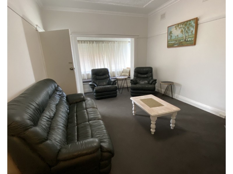 4 Armstrong Street, Parkes NSW 2870