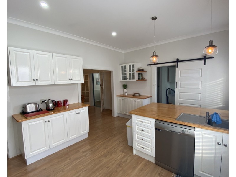 4 Armstrong Street, Parkes NSW 2870