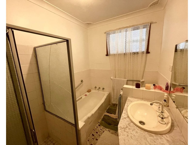 16 Glenwarrie Place, Parkes NSW 2870