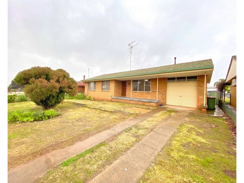 16 Downes Crescent, Parkes NSW 2870