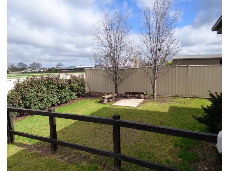 10 Hurford Place, Forbes NSW 2871