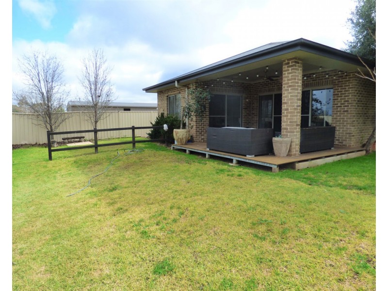 10 Hurford Place, Forbes NSW 2871