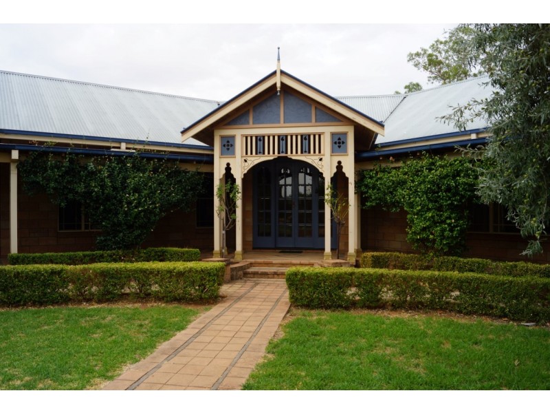 237 Nash Street, Parkes NSW 2870