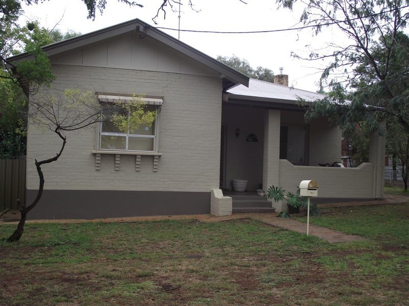 12 East Street, Parkes NSW 2870