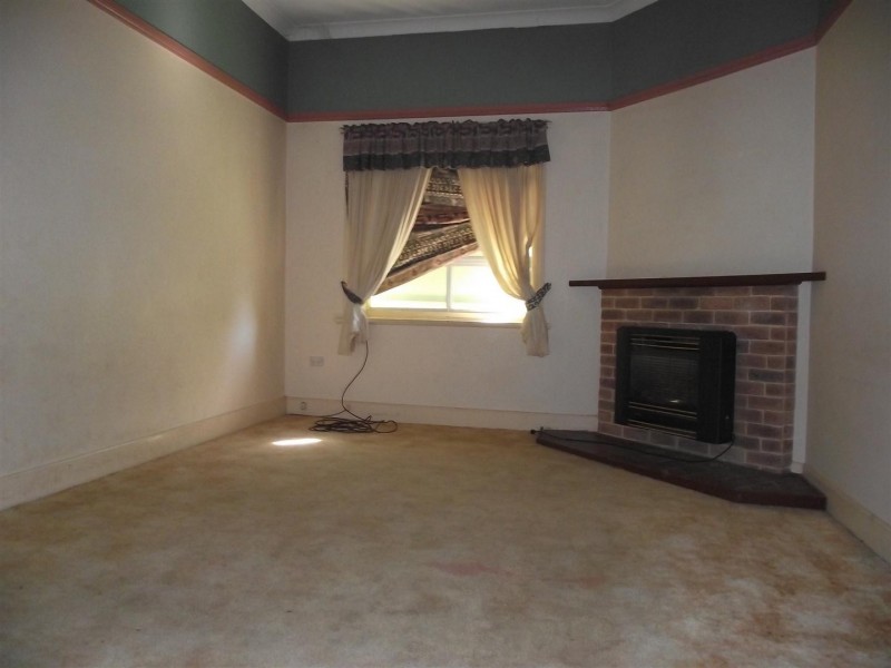 12 East Street, Parkes NSW 2870