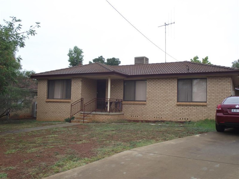 15  Barton Street, Parkes NSW 2870