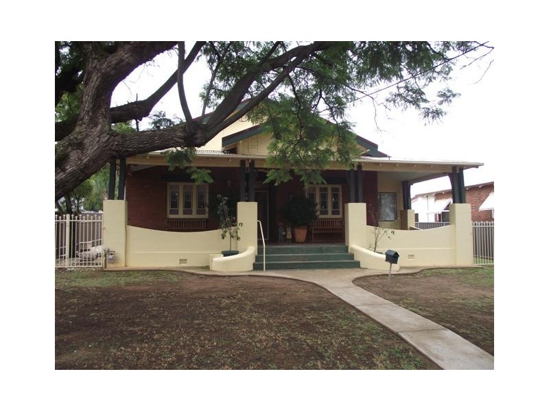 32  Elizabeth, Parkes NSW 2870