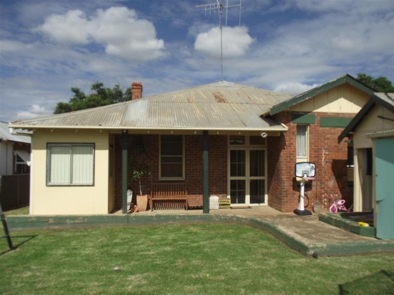 32  Elizabeth, Parkes NSW 2870