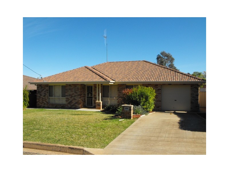 8 Russell St, Parkes NSW 2870