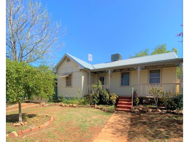 16 Gallop Ave, Parkes NSW 2870