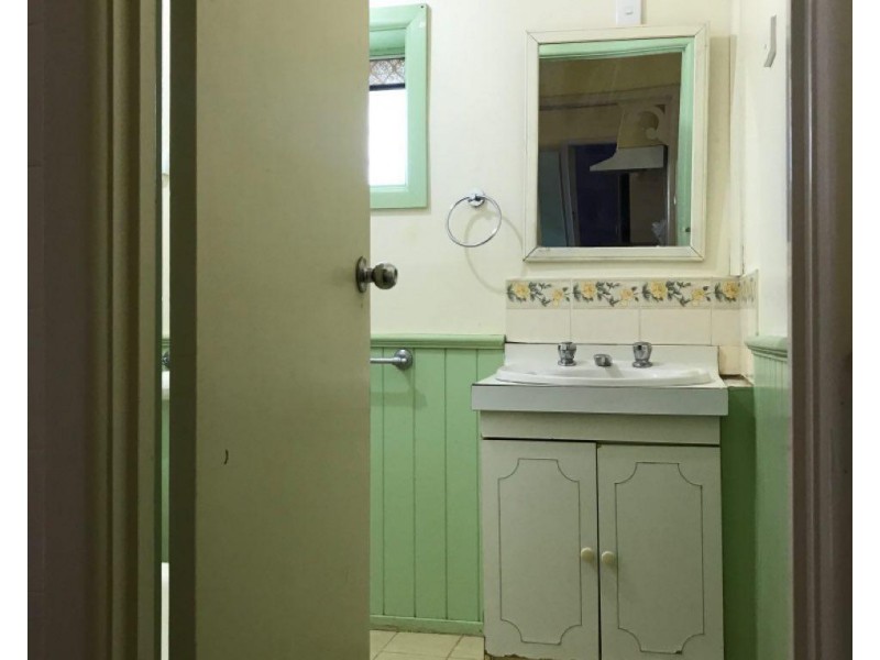 16 Gallop Ave, Parkes NSW 2870