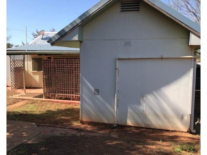 16 Gallop Ave, Parkes NSW 2870