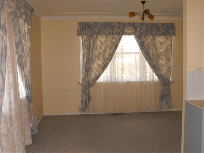 2 Kookaburra Street, Parkes NSW 2870