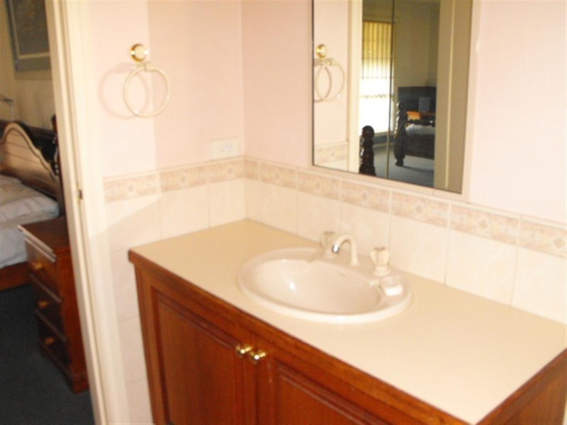 1 Glenburnie Close, Parkes NSW 2870