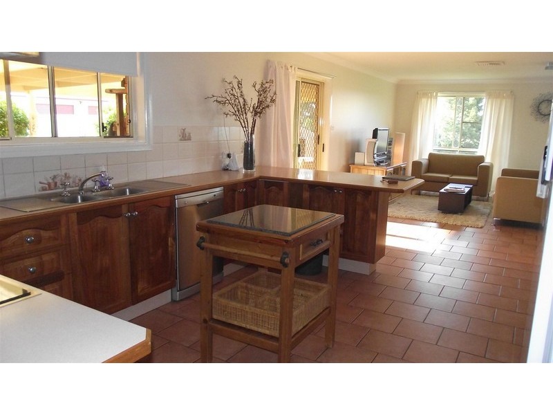 11 Ballerdee Lane, Parkes NSW 2870