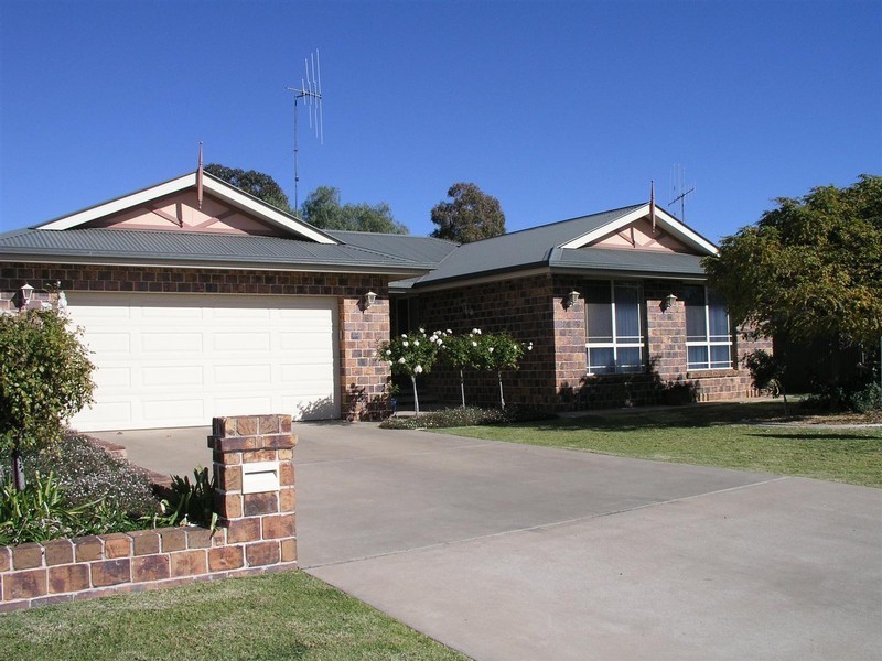 6 Caledonia Street, Parkes NSW 2870