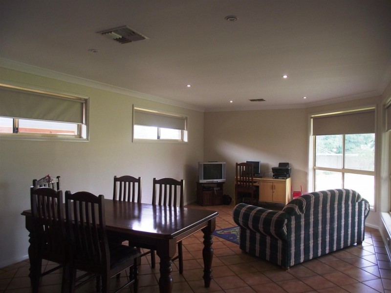 6 Caledonia Street, Parkes NSW 2870