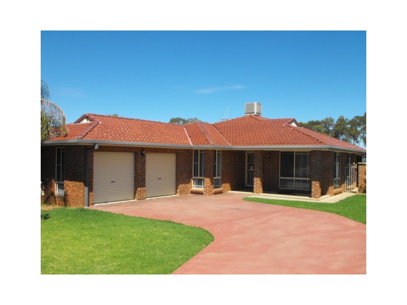 17 Golden Bar Drive, Parkes NSW 2870